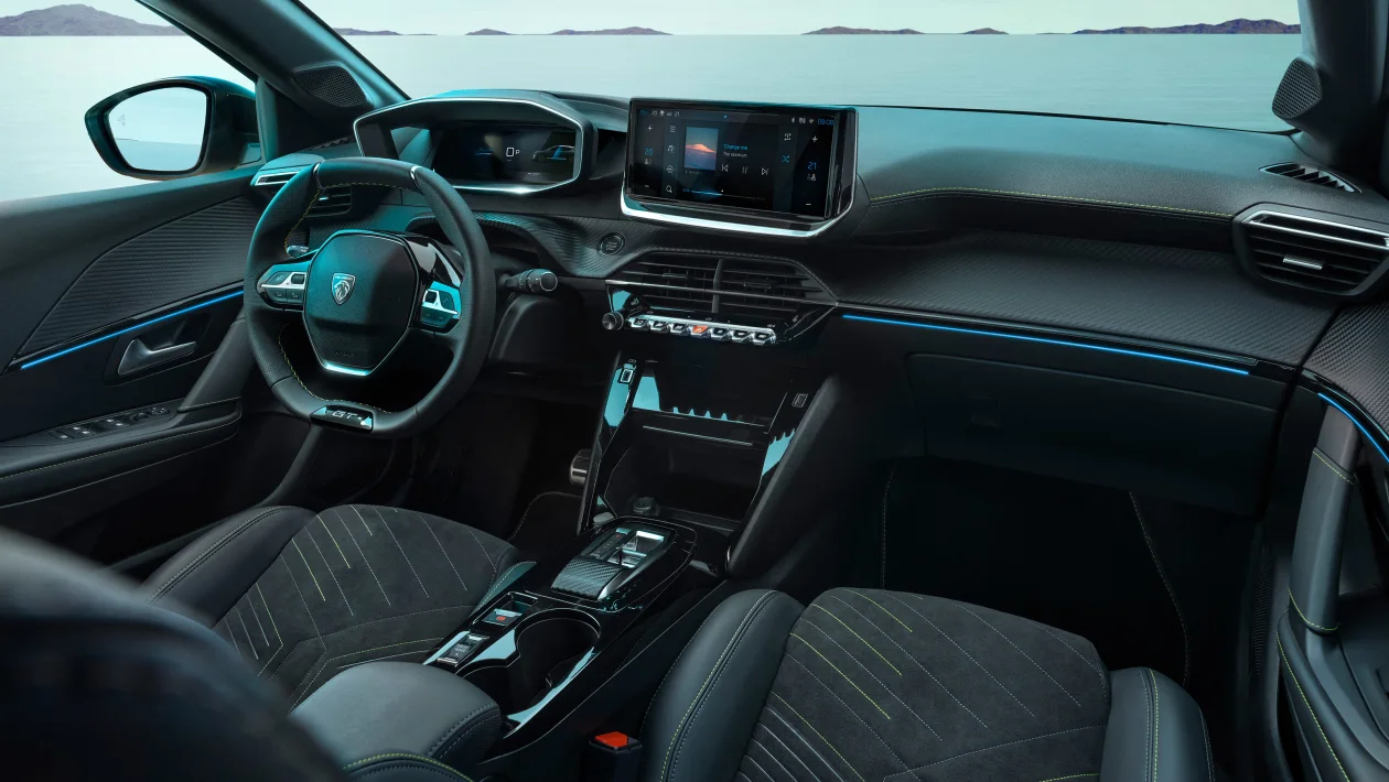 Interior do Peugeot 208, é possível ver o volante, painel e os bancos
