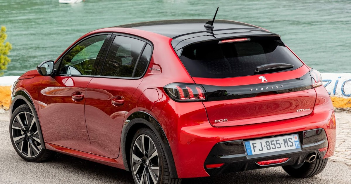 Peugeot 208: carro francês. Está estacionado, é possível ver a traseira e a lateral do carro.