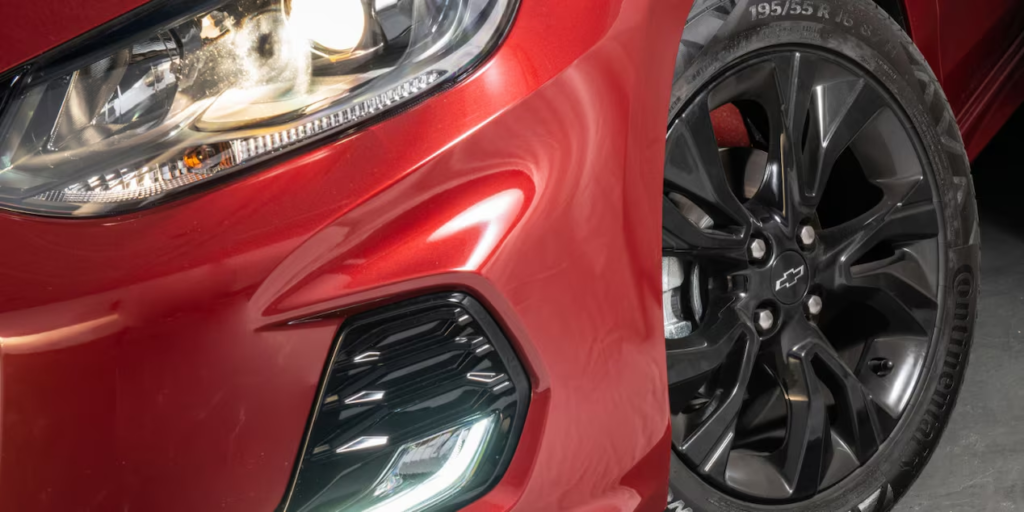 Onix RS 2025: É possível ver as lanternas e a roda em black piano