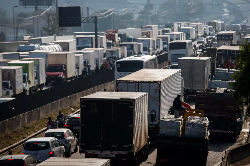IPVA 2025: Caminhões e carros parados na rodovia Regis Bittencur, próximo a Embu das artes, em São Paulo — Foto: Felipe Rau/Estadão Conteúdo